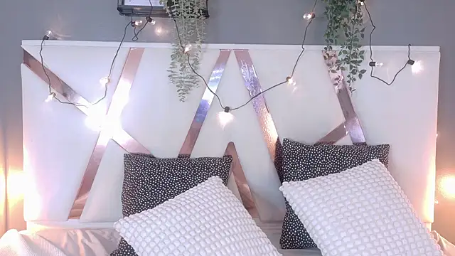 KeendraFox  online show from 09/19/25, 07:25