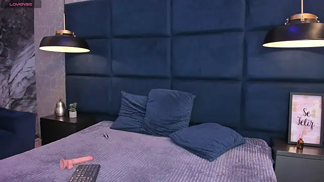 AteneaRoldan online show from 11/22/25, 04:22