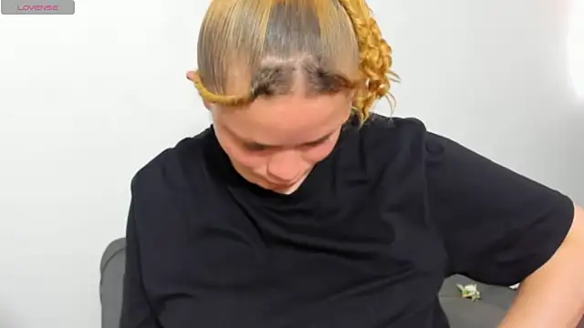 Cherrysweetyx online show from 04/18/26, 07:07