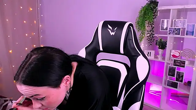 Snapshot of MollyKissy chatting on 10/26/25, 10:21 MollyKissy online show from 10/26/25, 10:21