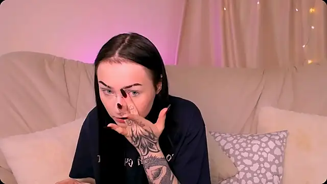 Snapshot of MollyKissy chatting on 11/16/25, 09:37 MollyKissy online show from 11/16/25, 09:37