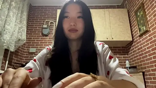 Snapshot of EmmaLeexth chatting on 09/17/25, 05:03 EmmaLeexth online show from 09/17/25, 05:03