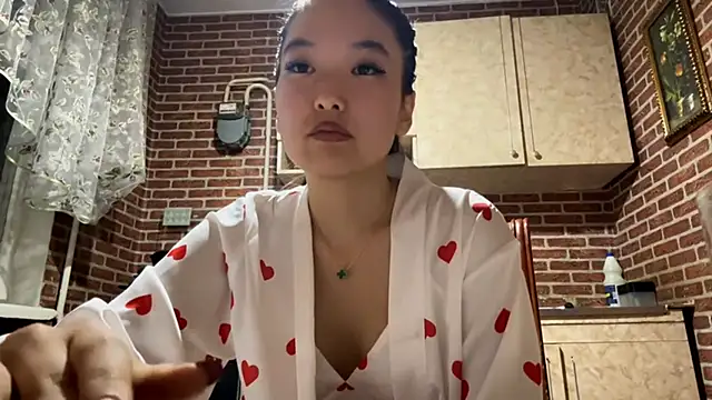 Snapshot of EmmaLeexth chatting on 09/18/25, 02:19 EmmaLeexth online show from 09/18/25, 02:19