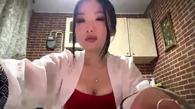 EmmaLeexth online show from 04/05/26, 02:03