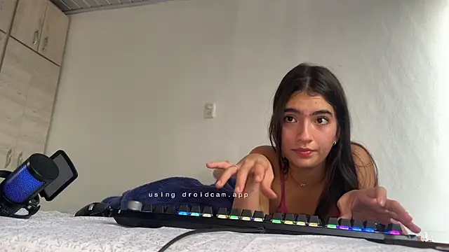 Snapshot of vipxxx2 chatting on 10/19/25, 04:18 vipxxx2 online show from 10/19/25, 04:18