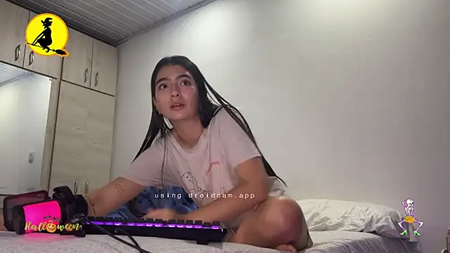 Snapshot of vipxxx2 chatting on 10/25/25, 04:31 vipxxx2 online show from 10/25/25, 04:31