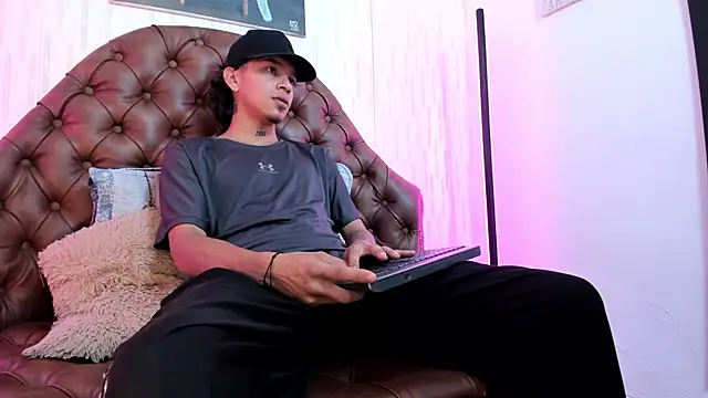 Snapshot of noah_blake0 chatting on 10/22/25, 02:45 noah blake0 online show from 10/22/25, 02:45