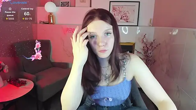 Layla Glam online show from 10/08/25, 01:20