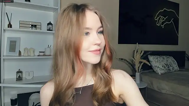 Snapshot of MaliaBourraine chatting on 05/18/26, 07:25 MaliaBourraine online show from 05/18/26, 07:25