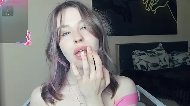 Snapshot of MaliaBourraine chatting on 06/19/26, 08:07 MaliaBourraine online show from 06/19/26, 08:07