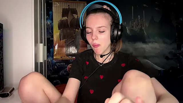 Elira Breeze online show from 11/04/25, 12:15