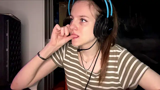 Elira Breeze online show from 11/06/25, 01:45