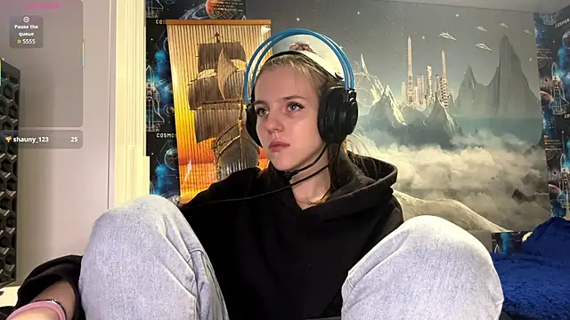 Elira Breeze online show from 12/18/25, 03:51