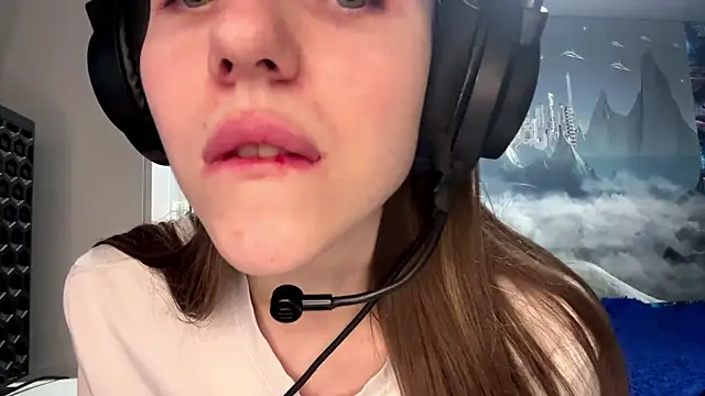 Elira Breeze online show from 04/19/26, 01:54