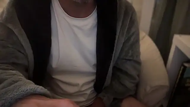 Snapshot of crisso06 chatting on 09/24/25, 03:54 crisso06 online show from 09/24/25, 03:54