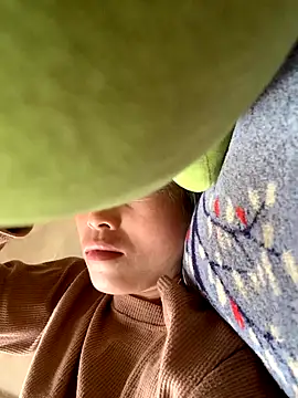 Snapshot of Halyy_xx chatting on 10/28/25, 05:22 Halyy xx online show from 10/28/25, 05:22