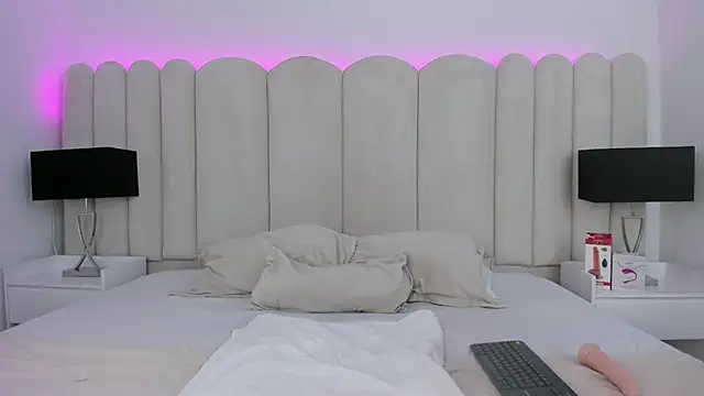 VanessaParis   online show from 10/14/25, 09:15