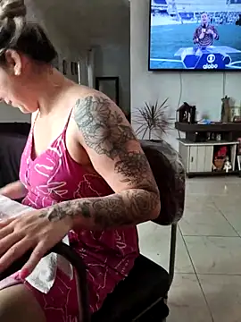 Snapshot of Barbie_13 chatting on 10/26/25, 06:25 Barbie 13 online show from 10/26/25, 06:25