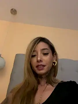 MoniUribe online show from 09/30/25, 04:39