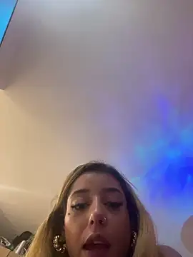 MoniUribe online show from 10/01/25, 04:18