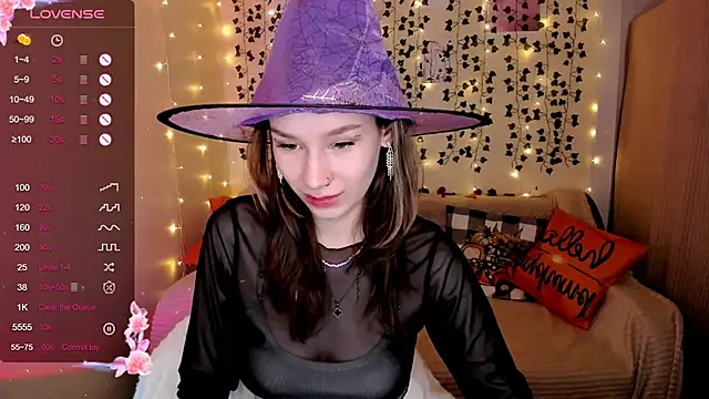 Snapshot of LinaBlossom_ chatting on 10/28/25, 09:24 LinaBlossom online show from 10/28/25, 09:24