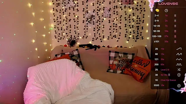 Snapshot of LinaBlossom_ chatting on 10/29/25, 09:33 LinaBlossom online show from 10/29/25, 09:33