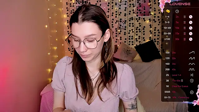 Snapshot of LinaBlossom_ chatting on 11/25/25, 08:25 LinaBlossom online show from 11/25/25, 08:25