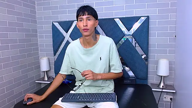 Daniel delux  online show from 10/25/25, 01:29