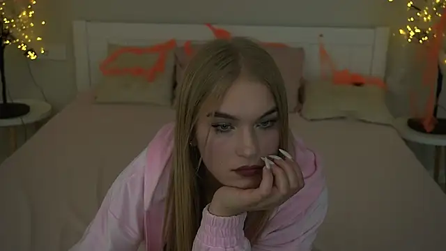 Snapshot of AlinaLiii chatting on 10/28/25, 07:16 AlinaLiii online show from 10/28/25, 07:16