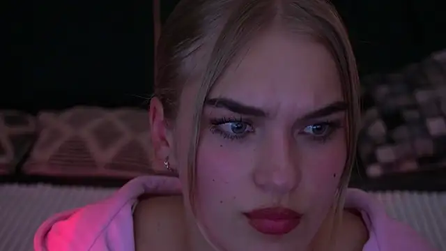 Snapshot of AlinaLiii chatting on 11/10/25, 09:03 AlinaLiii online show from 11/10/25, 09:03