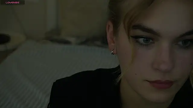 Snapshot of AlinaLiii chatting on 11/11/25, 01:33 AlinaLiii online show from 11/11/25, 01:33