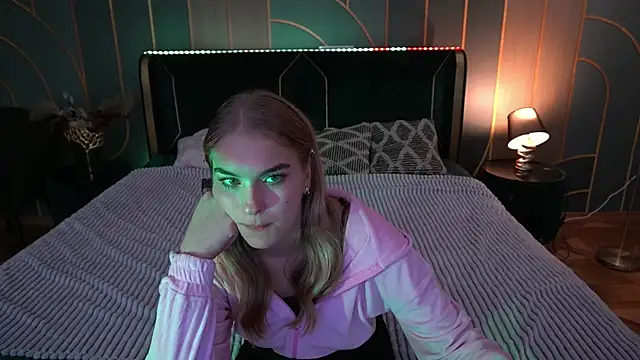 Snapshot of AlinaLiii chatting on 11/17/25, 01:17 AlinaLiii online show from 11/17/25, 01:17