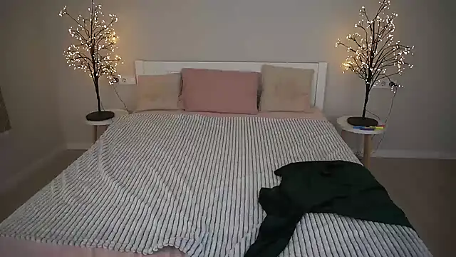 Snapshot of AlinaLiii chatting on 11/18/25, 03:05 AlinaLiii online show from 11/18/25, 03:05