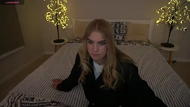 Snapshot of AlinaLiii chatting on 11/22/25, 08:52 AlinaLiii online show from 11/22/25, 08:52