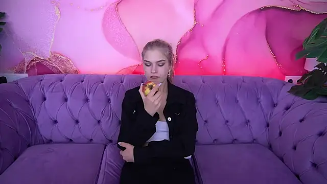 Snapshot of AlinaLiii chatting on 11/27/25, 01:35 AlinaLiii online show from 11/27/25, 01:35