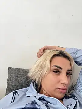 Giullyaxx online show from 10/17/25, 10:29