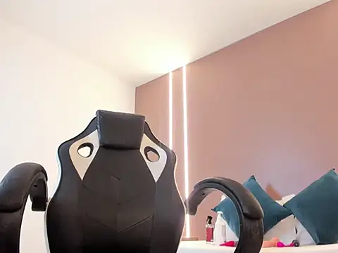 zoee zi online show from 03/14/26, 08:36