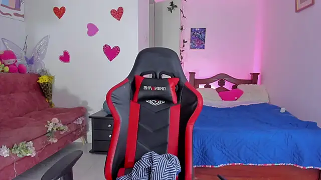 Snapshot of SophieLAmour chatting on 09/22/25, 10:34 SophieLAmour online show from 09/22/25, 10:34