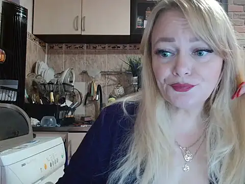 Snapshot of Sweet-blonde chatting on 10/06/25, 11:51 Sweet-blonde online show from 10/06/25, 11:51