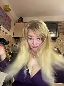 Snapshot of Sweet-blonde chatting on 10/10/25, 11:15 Sweet-blonde online show from 10/10/25, 11:15