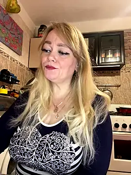 Snapshot of Sweet-blonde chatting on 10/14/25, 11:33 Sweet-blonde online show from 10/14/25, 11:33