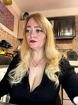 Snapshot of Sweet-blonde chatting on 10/16/25, 09:43 Sweet-blonde online show from 10/16/25, 09:43