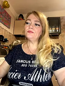 Snapshot of Sweet-blonde chatting on 10/17/25, 11:40 Sweet-blonde online show from 10/17/25, 11:40