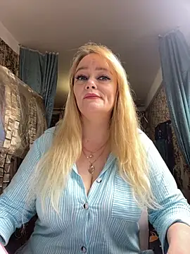 Snapshot of Sweet-blonde chatting on 11/08/25, 08:51 Sweet-blonde online show from 11/08/25, 08:51