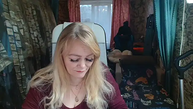 Snapshot of Sweet-blonde chatting on 11/10/25, 10:36 Sweet-blonde online show from 11/10/25, 10:36