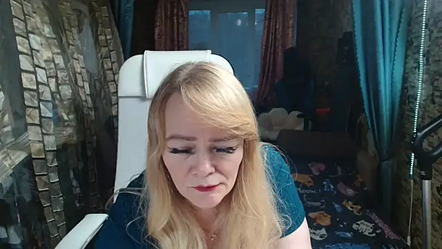 Snapshot of Sweet-blonde chatting on 11/13/25, 10:03 Sweet-blonde online show from 11/13/25, 10:03