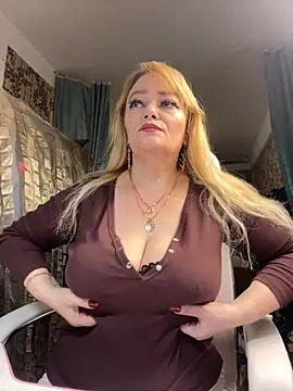 Snapshot of Sweet-blonde chatting on 12/03/25, 05:00 Sweet-blonde online show from 12/03/25, 05:00