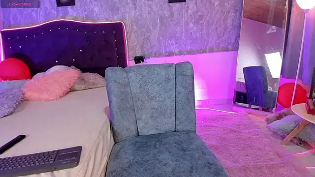 Lauren smiles online show from 04/16/26, 07:36