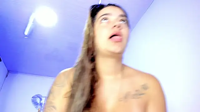 Snapshot of sofia_salie chatting on 10/16/25, 01:01 sofia salie online show from 10/16/25, 01:01