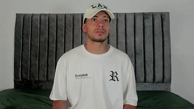 Snapshot of aroncooper1 chatting on 10/07/25, 11:40 aroncooper1 online show from 10/07/25, 11:40